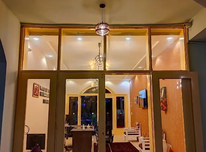 La Perla Hotel *